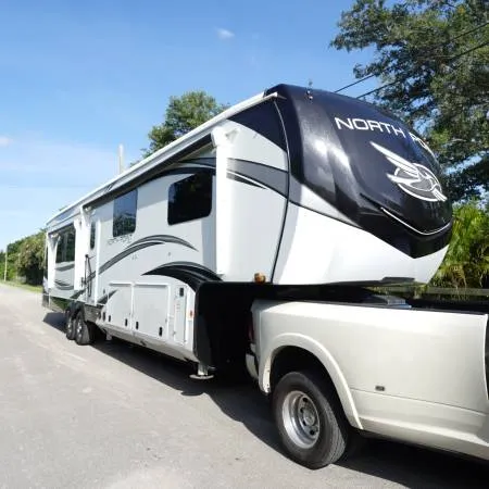 В автодоме Jayco Luxury North Point 377RLBH 2022 года выпуска есть ВСЁ.