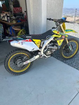 Продается мотоцикл Suzuki RMZ 450 в отличном состоянии.