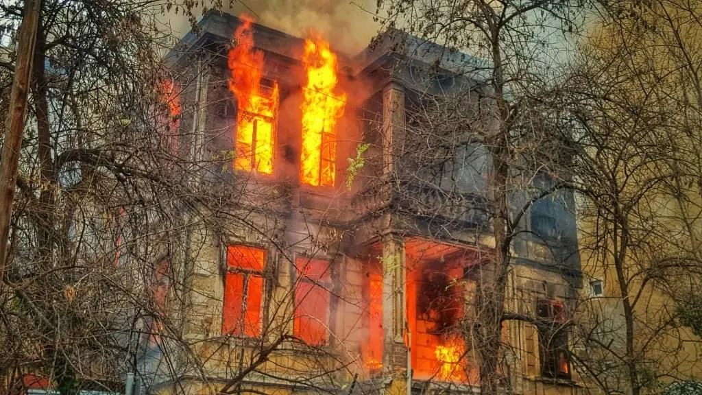 Что делать после пожара, затопления или аварии в многоквартирном доме Нью-Йорка