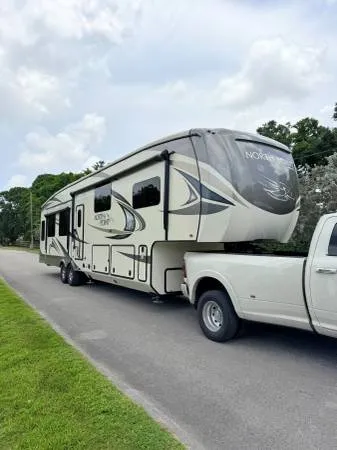 Автодом Jayco North Point Luxury Rv 377rlbh 2018 года выпуска.