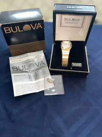 Винтажные мужские кварцевые часы Bulova в коробке и с документами.