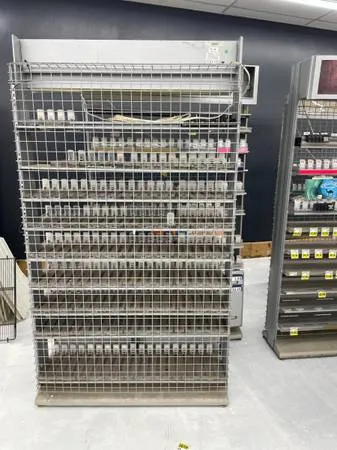 Распродажа торгового оборудования бывшего супермаркета Save-A-Lot – стеллажи и розничное оборудование.