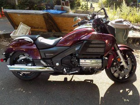 Honda Valkyrie 2014 года выпуска, красный металлик, пробег 350 миль.