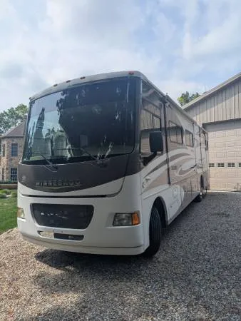 Автодом Winnebago 35F 2013 года выпуска, редкая ванная комната и полудвухъярусная кровать, пробег 6000 миль.