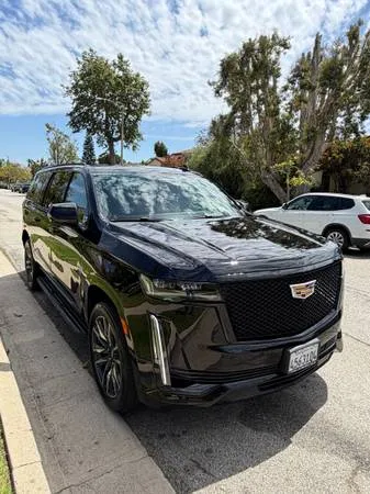 Профессиональный водитель-шофер, трансфер на Cadillac ESV из аэропорта Лос-Анджелеса (LAX).