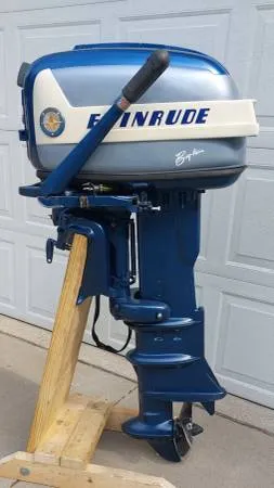 Двигатель Evinrude Big Twin 35 л.с., длинный вал (транец 20 дюймов), румпель, 1958 год выпуска.