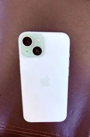 iPhone 15 128 ГБ, зеленый — разблокирован, как новый.