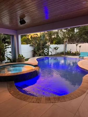 Live In Assistant/-Туристический партнер/Asistente en vivo/-compañero de viaje