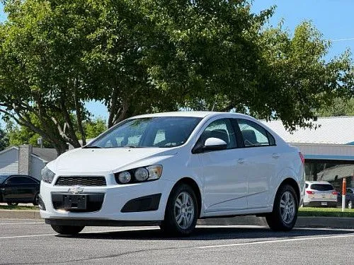 Chevrolet Sonic 2012 года выпуска - небольшой пробег, чистый ПТС.