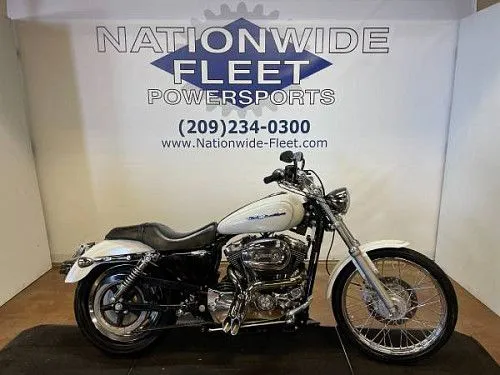 Мотоцикл Harley Davidson Sportster XL1200 Custom Cruiser 2005 года выпуска.