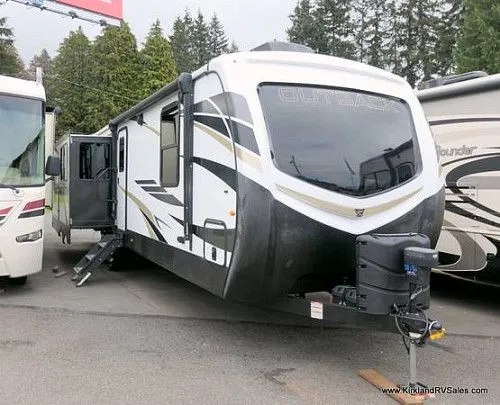 Автоприцеп Keystone RV OUTBACK 330RL 2022 года выпуска, с 3 выдвижными секциями, цвет Arctic.