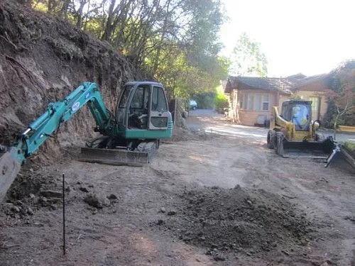 Услуги по обслуживанию мини-экскаваторов Bobcat (малые и большие): выравнивание грунта, рытье траншей, земляные работы и многое другое.