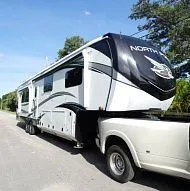 В автодоме Jayco Luxury North Point 377RLBH 2022 года выпуска есть ВСЁ.