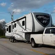 Автодом Open Range с пятым колесом, 42 дюйма, 2 комнаты / мансарда.