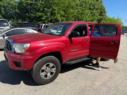 Toyota Tacoma Pre Runner 4x2 2015 года выпуска. 4 двери, 4-цилиндровый двигатель, экономичный расход топлива. Возможно оформление кредита.