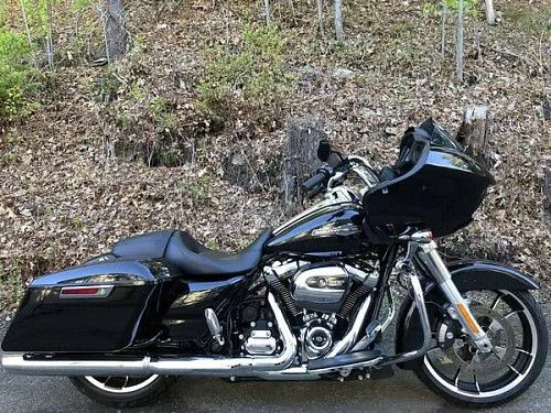 Harley-Davidson Road Glide 2023 года, цвет Vivid Black.