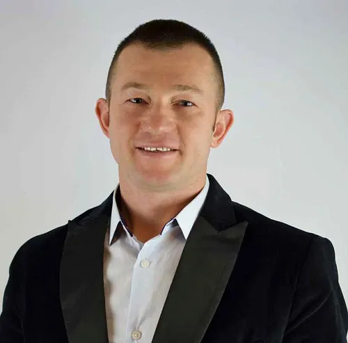 Andriy Yakushchenko - Russell Real Estate Services
