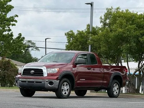 Toyota Tundra 2008 года выпуска - чистый ПТС, небольшой пробег, двигатель V8.