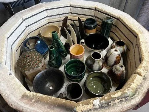 Помощник в гончарной мастерской