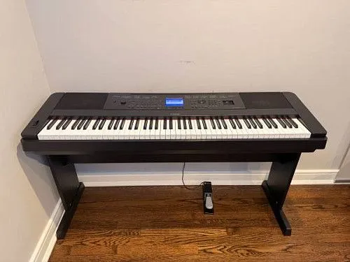 *Цифровое пианино Yamaha DGX660B с 88 взвешенными клавишами, подставкой, педалью и скамьей.