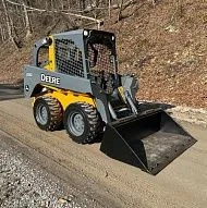 Мини-погрузчик John Deere 318D 2010 года выпуска.