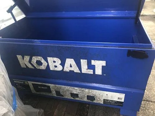 Ящик для хранения строительных материалов Kobalt KB48 — ширина 48 дюймов, объем 16 кубических футов, запираемый на замок.