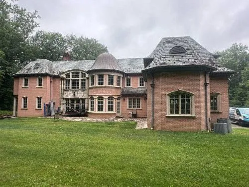 Мягкая мойка домов, мягкая мойка крыш, мойка окон, мойка под давлением.