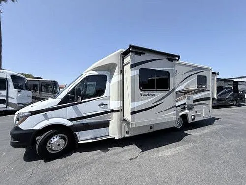 Автодом COACHMEN PRISM 24' MERCEDES SPRINTER DIESEL CLASS C (с двумя выдвижными секциями), 2015 года выпуска.
