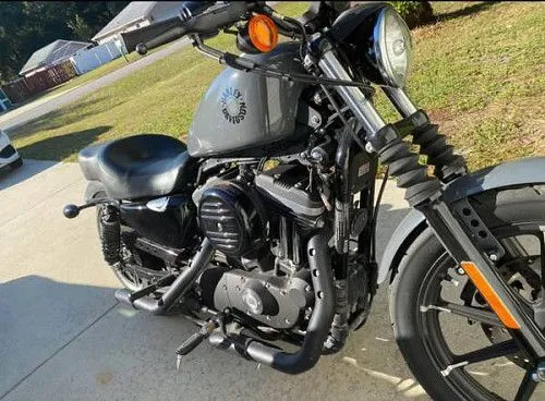 Мотоцикл Harley Davidson Sportster Iron 883 2023 года выпуска, небольшой пробег! Состояние как новое.
