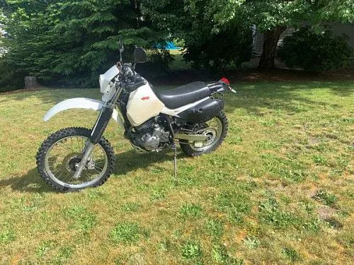 Мотоцикл Honda XR650L, значительно модифицированный для серьезного двойного назначения!