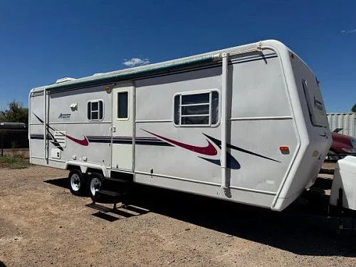 Дом Alumascape 2000 года постройки, построенный компанией Holiday Rambler, расположен в городе Гилберт.