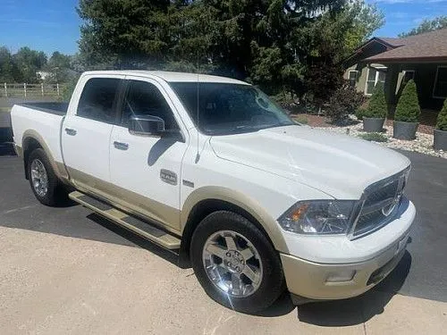 RAM 1500 4WD Crew Cab 149 Laramie Longhorn 2011 года выпуска