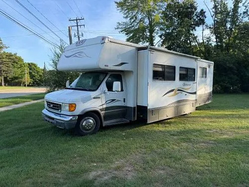 Автодом Winnebago Outlook 2008 года выпуска, ширина 31 фут, выдвижная секция.