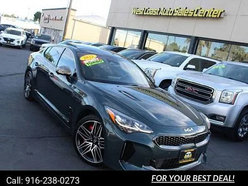 Седан Kia Stinger GT2 2022 года, цвет Ascot Green.