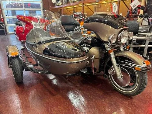 Harley-Davidson Touring Electra Glide Ultra Classic 2004 года выпуска.