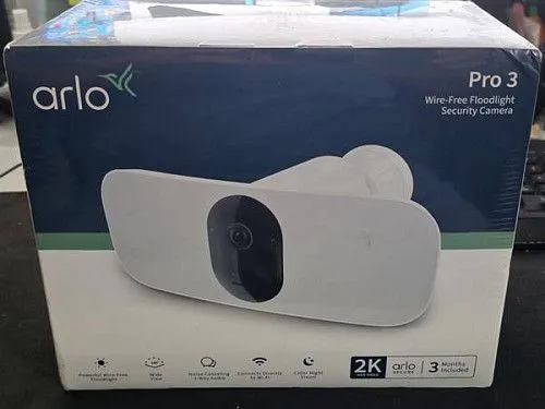 Прожектор Arlo Pro 3 и уличная камера Arlo Essential 2k, док-станция VisionTek 4k
