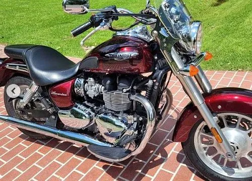 TRIUMPH American Factory Custom 2016 года выпуска, пробег 10 000 миль, состояние как новое.
