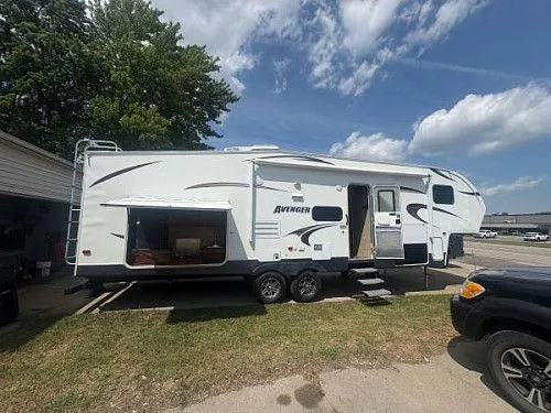 2013 AVENGER bunkhouse