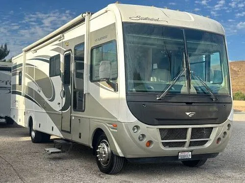 Автодом Fleetwood Southwind 2005 года выпуска с тремя выдвижными секциями - пробег 21 000 миль.