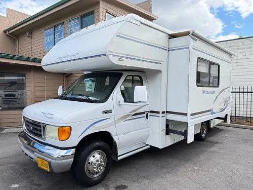 Автодом Winnebago Minnie Winnie 22FT класса C 2005 года выпуска.