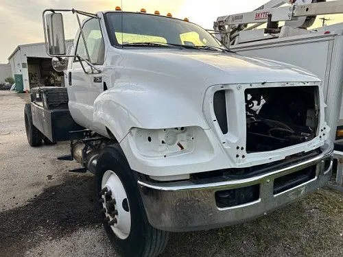 Ford F-750 2013 года выпуска, автомат, 4x2, пробег 76 552 мили, комплект запчастей для шасси и кабины.