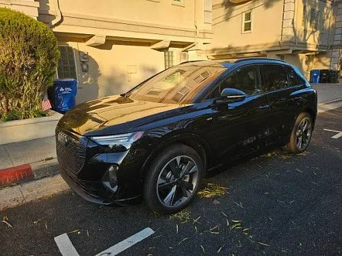 Совершенно новый AUDI и водитель в наличии.