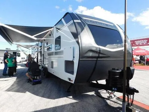Туристический прицеп KZ Connect C261RB 2026 года выпуска с задней ванной комнатой.