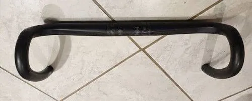 Рекомендованная розничная цена: 263 доллара США. Руль Easton EC70 SL из карбона, 42 см.
