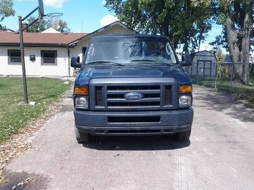 Фургон Ford E150 Cargo 2013 года выпуска, пробег всего 107 000 миль.