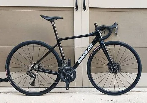 Шоссейный велосипед Parlee Altum Carbon за 8300 долларов США. Трансмиссия: Shimano Ultegra di2 hydrodisc, тормоза: DT Swiss.