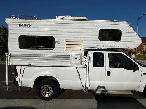 Кемпер LANCE Lite Slide in Cabover Camper 815 8'.6" Half Ton с короткой платформой, 1999 года выпуска.