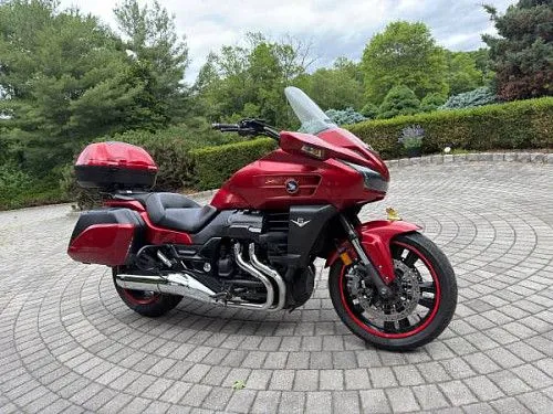 Honda CTX 1300 2014 года выпуска, ограниченная серия, хранилась в гараже, выглядит и ездит как новая.