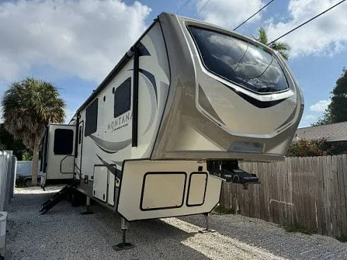 Катер Keystone Montana 3810MS 40 футов, 2019 года выпуска, с 3 выдвижными секциями.