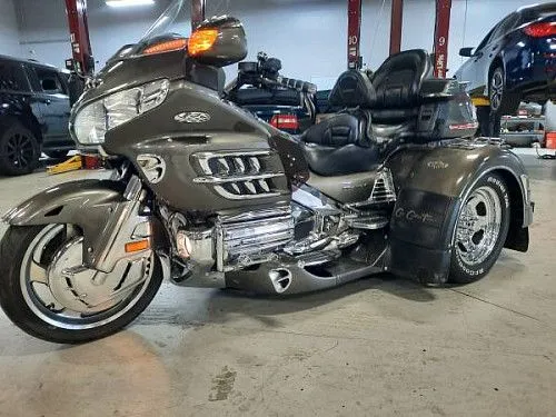 Мотоцикл Honda Goldwing Trike, полная комплектация, небольшой пробег, круиз-контроль, задний ход, в очень хорошем состоянии.